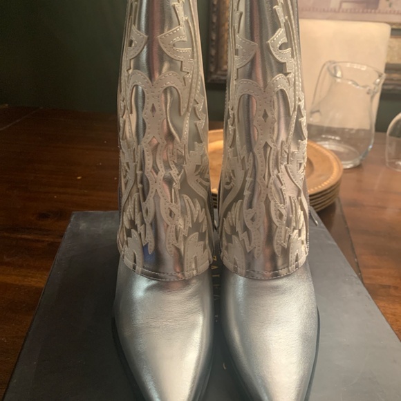 Azalea Wang Western Style Esperanza Metallic Silver Heeled Boots - Picture 3 of 7